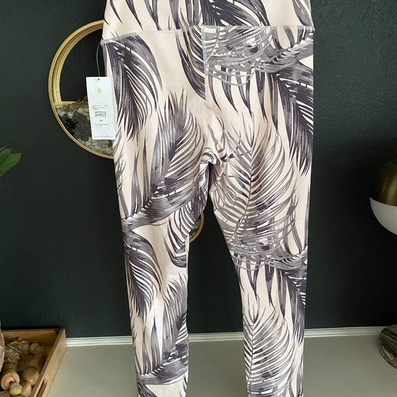 Spiritual Gangster Leggings NWT - Picture 4 of 7